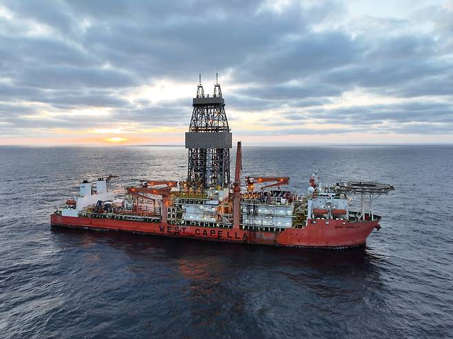 대왕고래 프로젝트에 동원된 시추선 웨스트 카펠라호. 한국석유공사 제공