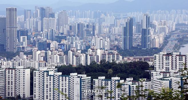 지난 7일 서울 남산 전망대에서 본 서울 강북 일대의  아파트 단지. 서성일 선임기자