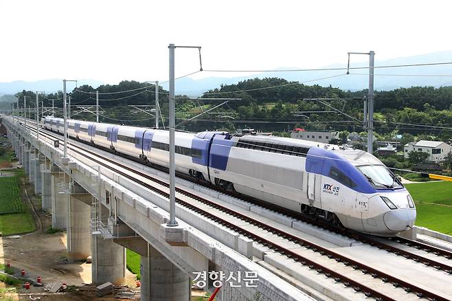 질주하는 KTX. 경향신문 자료.