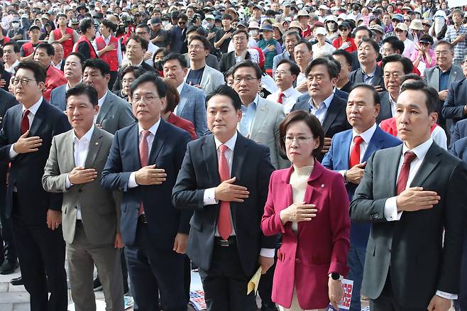 장동혁 대표와 송언석 원내대표를 비롯한 국민의힘 관계자들이 21일 대구 동구 동대구역 광장에서 열린 야당탄압·독재정치 국민 규탄대회에 참석해 국민의례를 하고 있다. 연합뉴스