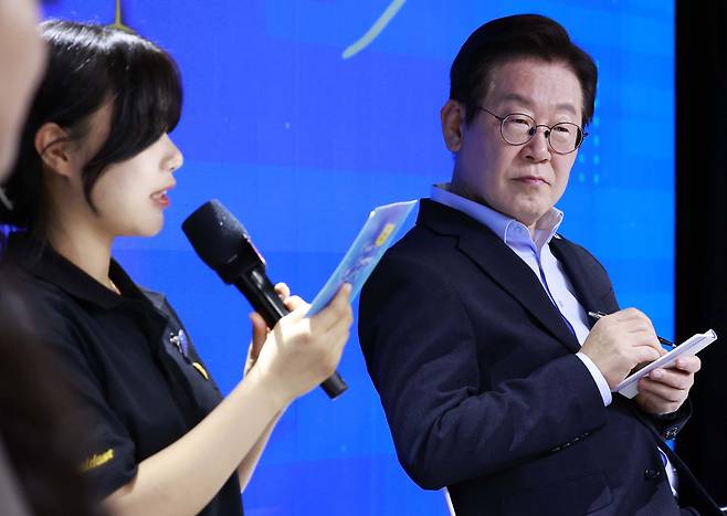 이재명 대통령이 지난 19일 서울 마포구 구름아래 소극장에서 열린 2030 청년 소통·공감 토크콘서트에서 참석자 발언을 메모하며 듣고 있다. 대통령실통신사진기자단