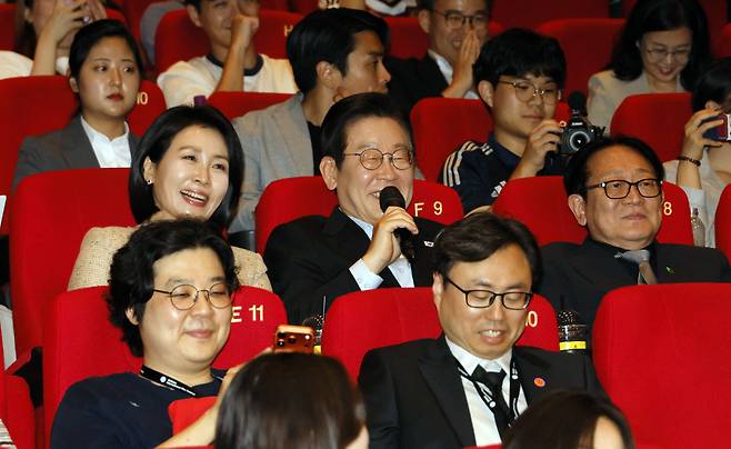 부산국제영화제 찾은 이 대통령 부부 이재명 대통령과 김혜경 여사가 지난 20일 부산 해운대구 영화의전당에서 제30회 부산국제영화제(BIFF) 공식 상영작 <극장의 시간들>을 관람한 뒤 관객과의 대화에 참여하고 있다. 대통령실사진기자단