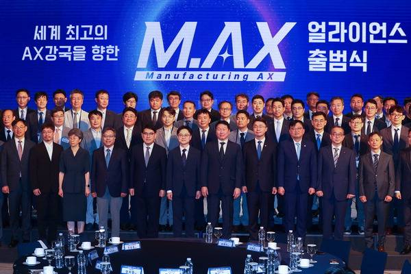 글로벌 AI 모델 개발 경쟁에서 한국이 생존하려면 양손잡이 전략이 필요한 것으로 나타났다. 지난 10일 서울에서 열린 제조 인공지능 전환(AX) 얼라이언스 출범식에서 참석자들이 기념사진을 찍고 있다. 정옥재 기자