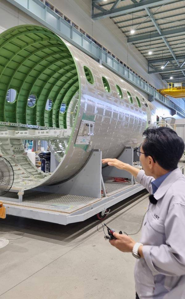 사천지역 중견기업 아스트가 제작 중인 항공기 부분품 모습.  정옥재 기자