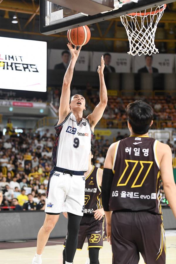 21일 창원체육관에서 열린 2025 KBL 오픈 매치 데이 부산 KCC와 창원 LG 경기에서 KCC 송교창이 골밑슛을 하고 있다. KCC는 아직 완전한 전력을 갖추지 않아 주말 2경기에서 모두 패했다.  KBL 제공