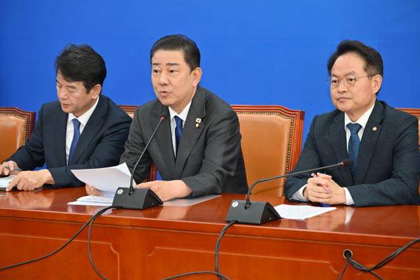 더불어민주당 김병기 원내대표가 21일 국회에서 취임 100일 기자간담회를 하고 있다. 김정록 기자