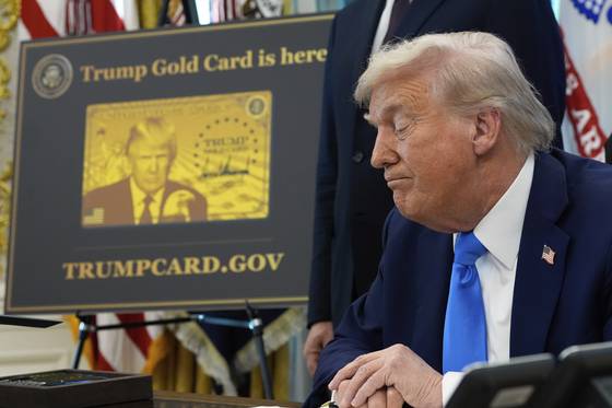 A poster showing the Trump Gold Card is seen as U.S. President Donald Trump signs executive orders on the new visa fee at the White House on Sept. 19 in Washington. [AP/YONHAP]