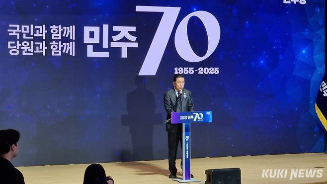 김병기 더불어민주당 원내대표가 지난 19일 오전 서울 여의도 국회 의원회관 대회의실에서 열린 창당 70주년 기념식에서 축사하고 있다. 유병민 기자