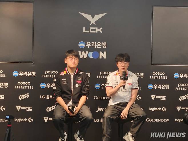 ‘구마유시’ 이민형과 김정균 감독이 21일 오후 3시 서울 종로구 롤파크 LCK 아레나에서 열린 ‘2025 LCK’ 플레이오프 패자조 3라운드 젠지전이 끝나고 취재진과 기자회견을 하고 있다. 송한석 기자