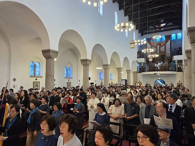 20일 서울 중구 대한성공회 서울주교좌성당에서 열린 대한성공회 어머니연합회 100주년 기념 감사성찬례에 참석한 성직자들과 신자들이 함께 찬송을 부르고 있다.
