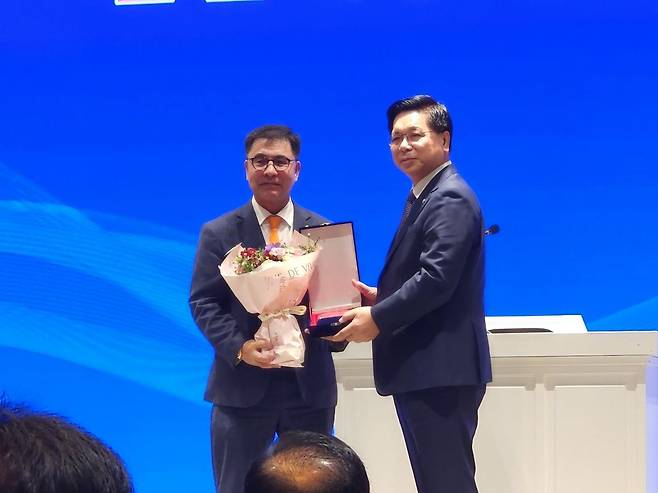 신임 회장 김종복 장로가 제50차 정기총회에서 이영훈 목사로 부터 임명패를 수여 받고 있다.