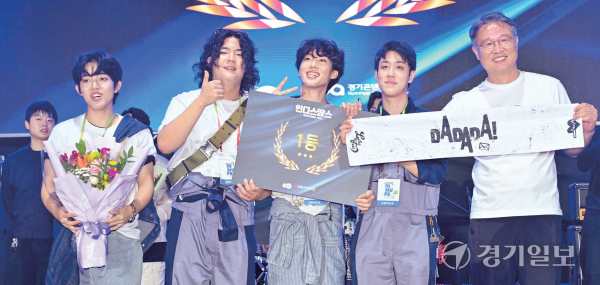 2025년 인디스땅스 우승자 ‘다다다’가 탁용석 경기콘텐츠진흥원장과 기념촬영을 하고 있다. 조주현·홍기웅기자