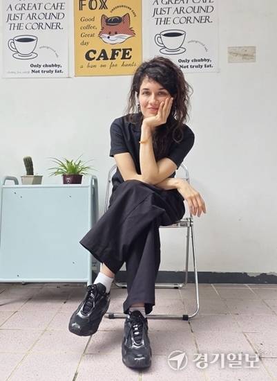 지난 17일 고양의 한 카페에서 만난 다큐멘터리 영화 ‘나나와의 왕자’ 클라리사 나바스 감독. 감독은 9살 소년이 어른이 되어가는 10년을 카메라에 기록했다. 이나경기자