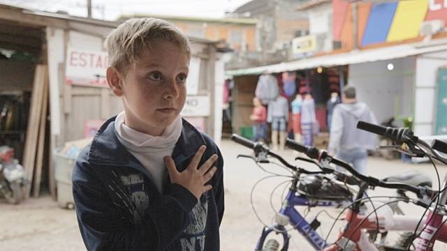 다큐멘터리 영화 ‘나나와의 왕자’ 스틸. 주인공인 앙헬과 클라리사 나바스 감독이 처음 만난 순간이다. DMZ국제다큐멘터리영화제 제공