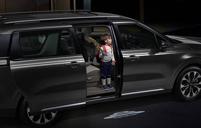 슬라이딩 도어를 적용한 기아 카니발 [사진출처=기아]