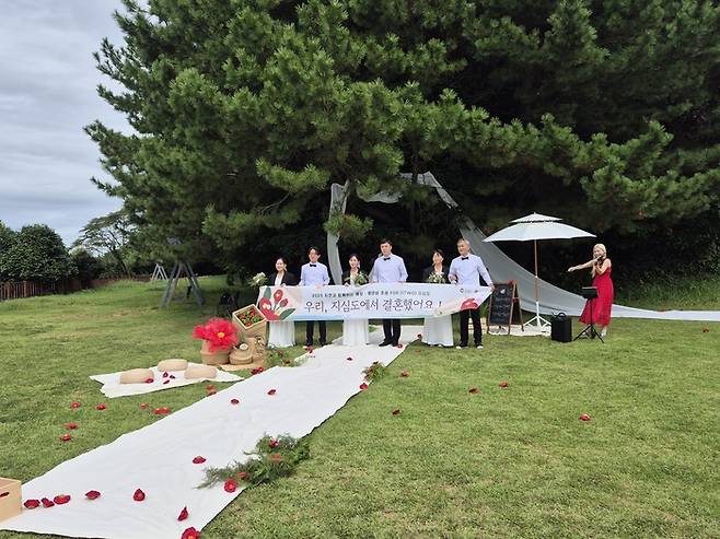 19일 오전 경남 거제시 일운면 지심도에서 열린 스몰웨딩식./최승균 기자/