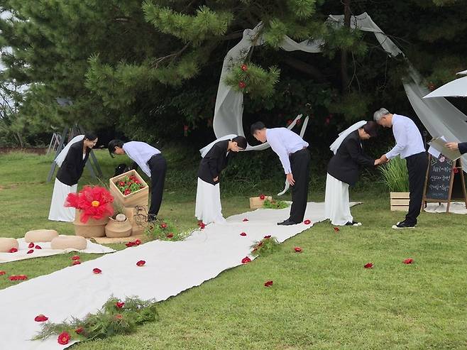 19일 오전 경남 거제시 일운면 지심도에서 열린 스몰웨딩식./최승균 기자/