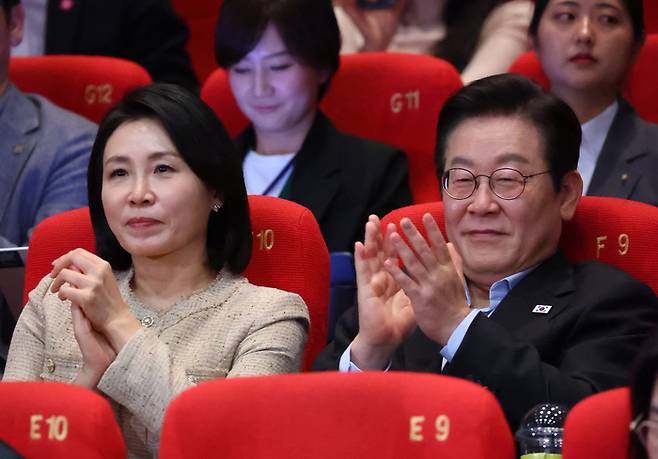 이재명 대통령과 김혜경 여사가 지난 20일 부산 해운대구 영화의전당에서 열린 부산국제영화제 공식상영작 ‘극장의 시간들’ 관람 후 박수를 치고 있다. [사진 출처 = 연합뉴스]