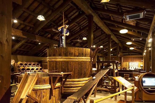 하쿠츠루 주조장(양조장) 내부 전경. 나무로 만든 양조통에서 전통 사케가 만들어지고 있다.
