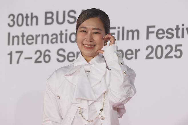 케이팝데몬헌터스의 메기강 감독이 지난 17일 부산 해운대구 우동 영화의전당에서 열린 제30회 부산국제영화제 개막식에 참석해 볼하트 포즈를 취하고 있다. [사진 = 연합뉴스]