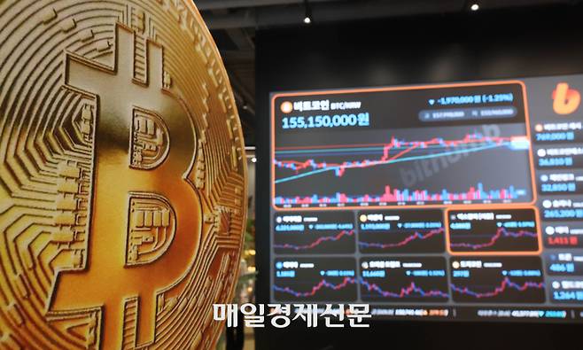 서울 서초구 빗썸라운지 강남 본점 현황판에 비트코인 시세가 표시되고 있다.  2025.8.26 [이충우 기자]