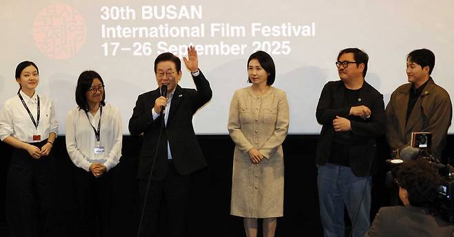 부산국제영화제 찾은 李대통령 부부 이재명 대통령이 부인 김혜경 여사와 함께 20일 부산 해운대구 영화의전당에서 '극장의 시간들'을 관람한 뒤 관객들에게 인사하고 있다. 왼쪽부터 고아성 배우, 윤가은 감독, 이 대통령, 김 여사, 이종필 감독, 김대명 배우.  김호영 기자