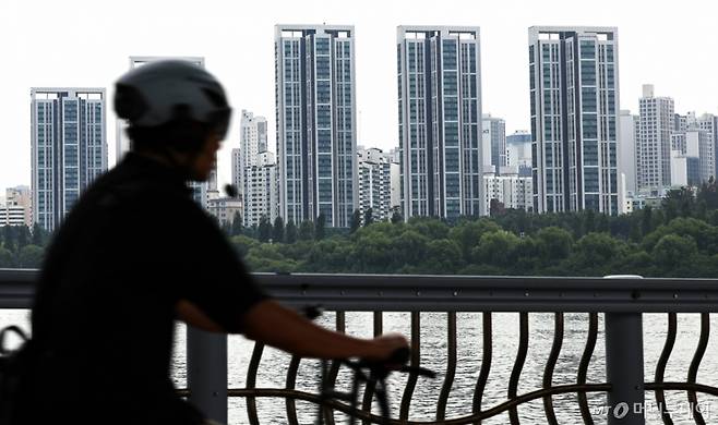 [서울=뉴시스] 최진석 기자 = 6·27대책 시행 두 달 째인 지난 8월 수도권 아파트 매매 거래량이 대출 규제 이전의 절반 수준으로 급감한 것으로 나타났다. 서울의 경우 거래량 감소에도 상승 거래 비중이 절반을 웃돈 것으로 나타났다. 직방에 따르면, 국토교통부 아파트 매매 실거래가를 분석한 결과 수도권은 6월 3만1132건에서 7월 1만4331건, 8월 1만2982건으로 절반 이하로 줄었고, 서울의 상승거래 비중은 6월 58%에서 8월 53%, 같은 기간 평균 거래가격 변동폭은 1.89%에서 1.26%로 나타났다.   사진은 16일 서울 잠수교에서 바라본 아파트 단지의 모습. 2025.09.16. myjs@newsis.com /사진=최진석