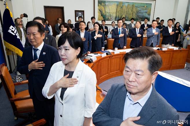 (서울=뉴스1) 유승관 기자 = 정청래 더불어민주당 대표를 비롯한 참석자들이 18일 서울 여의도 국회에서 열린 2025 더불어민주당 서울·인천·강원 예산정책협의회에서 국민의례를 하고 있다. 2025.9.18/뉴스1  Copyright (C) 뉴스1. All rights reserved. 무단 전재 및 재배포,  AI학습 이용 금지. /사진=(서울=뉴스1) 유승관 기자