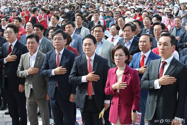 (대구=뉴스1) 공정식 기자 = 장동혁 대표와 송언석 원내대표를 비롯한 국민의힘 관계자들이 21일 오후 대구 동구 동대구역 광장에서 열린 야당탄압·독재정치 국민 규탄대회에 참석해 국민의례를 하고 있다. 2025.9.21/뉴스1  Copyright (C) 뉴스1. All rights reserved. 무단 전재 및 재배포,  AI학습 이용 금지. /사진=(대구=뉴스1) 공정식 기자