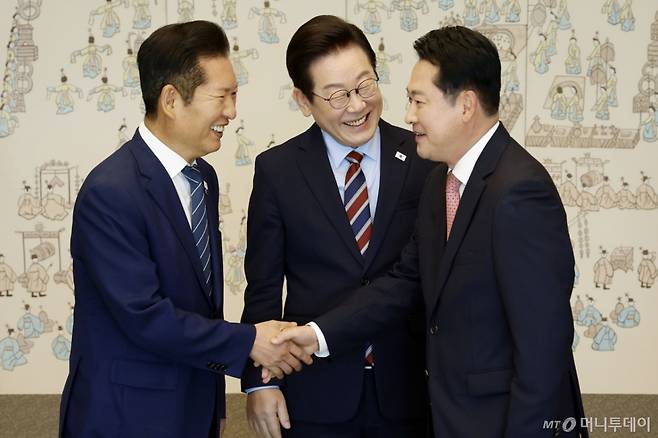 [서울=뉴시스] 최동준 기자 = 이재명 대통령이 8일 서울 용산 대통령실 청사에서 열린 여야 지도부 오찬 회동에서 정청래 더불어민주당 대표와 장동혁 국민의힘 대표의 악수 모습을 보며 밝게 웃고 있다. 2025.09.08. photocdj@newsis.com /사진=최동준