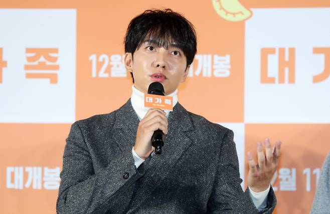 이승기의 성북동 주택이 현재 시세가 111억원일 것으로 추정된다. 사진은 지난해 11월12일 영화 대가족 제작발표회에 참석한 가수 겸 배우 이승기. /사진=뉴시스