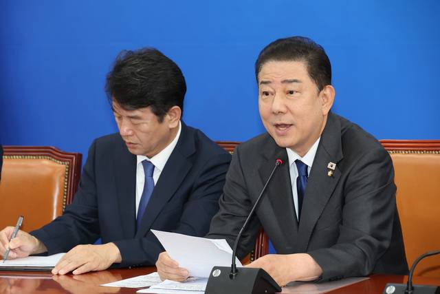 더불어민주당 김병기 원내대표가 21일 서울 여의도 국회에서 취임 100일 기자간담회를 하고 있다. 연합뉴스