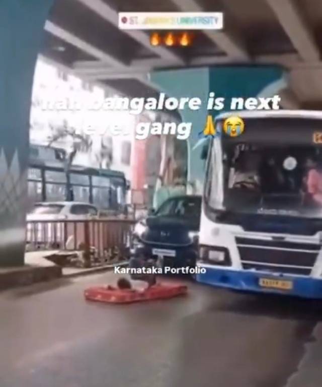 인도 벵갈루루에서 한 남성이 번화한 도로 한가운데 매트리스를 펴고 잠을 자는 황당한 사건이 발생해 시민들의 공분을 사고 있다.엑스 Karnataka Portfolio 캡처