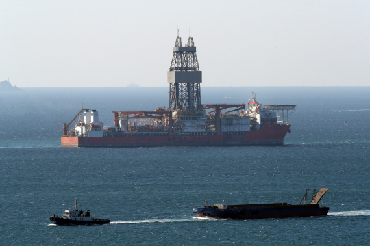 동해 심해 가스전 ‘대왕고래’ 유망구조에 대한 1차공 시추 작업을 실시할 시추선 ‘웨스트 카펠라’호가 지난해 12월 9일 부산 남외항에 입항하고 있다. 한국석유공사 제공