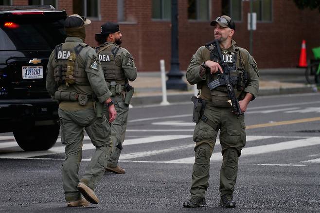 미국 마약단속국 요원들이 13일(현지시간) 워싱턴 네이비 야드 인근을 순찰하고 있다. [AP]