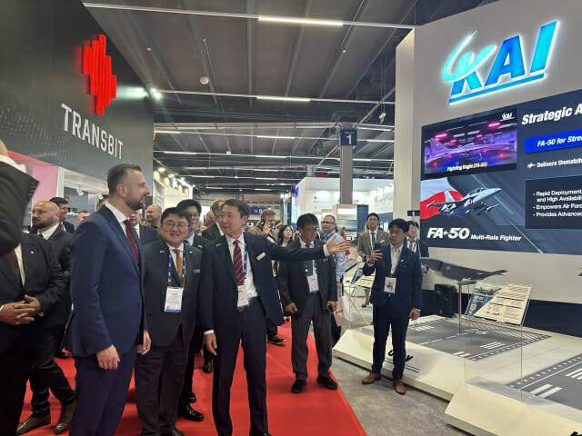 국제방위산업전시회(MSPO) 2025에 마련된 KAI 부스를 방문한 부아디스와프 코시니악-카미슈 폴란드 부총리 겸 국방장관이 차재병 KAI 대표이사 부사장에게 설명을 듣고 있다. [KAI 제공]