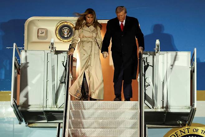 도널드 트럼프(오른쪽) 미국 대통령과 멜라니아 트럼프 여사가 영국 런던 스탠스테드 공항에 도착해 에어포스원에서 내리고 있다. [로이터]