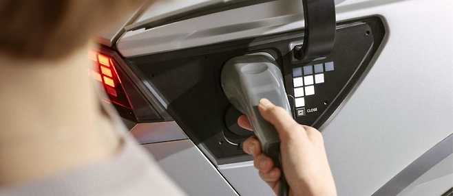 현대차 고객이 전기차 충전을 하고 있다. [현대차 제공]