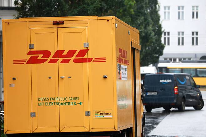 지난 5일(현지시간) 독일 베를린의 거리에 주차된 DHL 택배 트럭. [EPA]