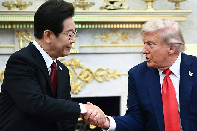 이재명 대통령이 25일(현지시간) 미국 백악관에서 도널드 트럼프 대통령과 악수하고 있다. [AFP]