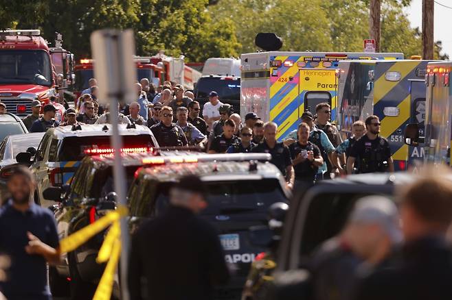 27일(현지시간) 미국 미네소타주 미네아폴리스의 애너운시에이션 교회 부속 학교에서 총기 난사 사건이 보고된 뒤, 법 집행관들이 현장에 모여 있다.[AP]