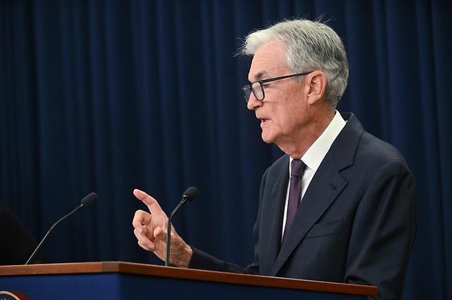 제롬 파월 미국 연방준비제도이사회 의장이 지난 17일(현지시간) 워싱턴 DC에서 열린 연방공개시장위원회(FOMC) 회의에 이어 연방준비제도 본부에서 열린 기자회견에서 연설하고 있다. [AFP]