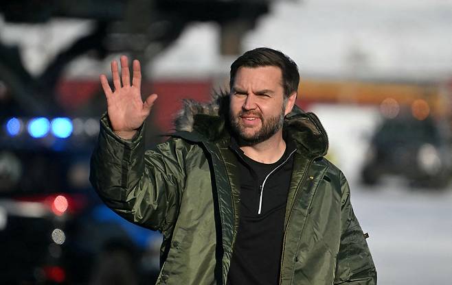 지난 3월 28일(현지시간) 미국 부통령 JD 밴스가 그린란드에 있는 미군의 피투피크 우주기지(구 툴레 공군기지) 시찰을 마친 뒤 모습.[로이터]