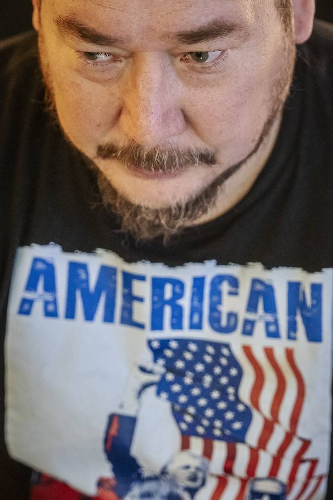 지난 3월 10일(현지시간) 그린란드 누크의 한 식당에 앉아 있는 조에른 보아센. 그는 지난 1월 도널드 트럼프 주니어가 그린란드를 방문했을 때 그를 접대했다.[EPA]