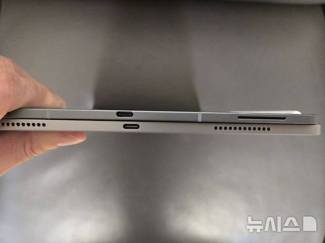 [서울=뉴시스]갤럭시 탭 S11 울트라(위쪽)과 아이패드 에어 13형(M2) 두께 비교. 갤럭시 탭 S11 울트라는 5.1㎜, 아이패드 에어 13형은 6.1㎜로 약 1㎜ 차이가 난다. (사진=윤현성 기자)