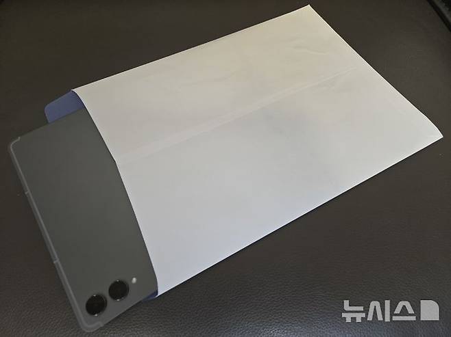 [서울=뉴시스]갤럭시 탭 S11 울트라는 역대 갤럭시 탭 시리즈 중 가장 얇은 5.1㎜ 두께로 설계됐다. 얇은 서류 봉투에도 쏙 들어갈 정도의 두께다. (사진=윤현성 기자)