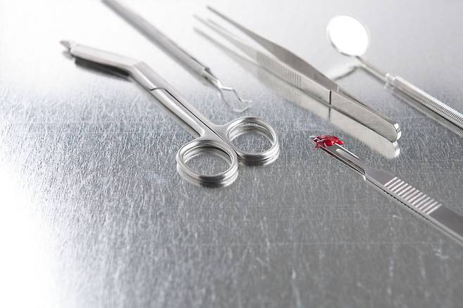 [서울=뉴시스] 인도의 한 남성이 성전환 수술을 직접 시도했다가 마취가 풀린 뒤 극심한 통증을 겪어 병원으로 이송된 사건이 알려졌다. 사진은 본 기사와 관계 없음. 2025.09.21. *재판매 및 DB금지 *재판매 및 DB 금지