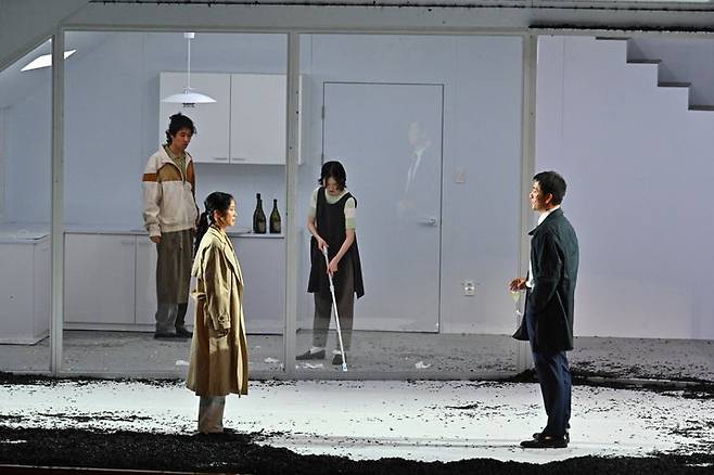 연극 '벚꽃동산'이 19일 홍콩문화센터 대극장에서 '2025 홍콩 아시아플러스 페스티벌(Asia+ Festival 2025)' 개막작으로 선정돼 공연했다. (사진=LG아트센터 제공) *재판매 및 DB 금지