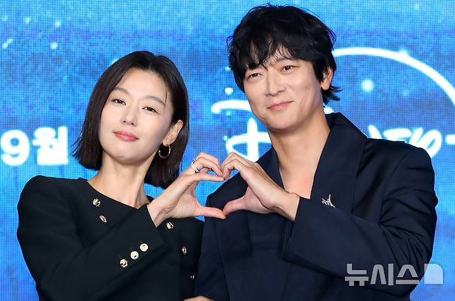 [서울=뉴시스] 김혜진 기자 = 배우 전지현(왼쪽), 강동원이 2일 오전 서울 종로구 포시즌스 호텔에서 열린 디즈니 플러스 오리지널 시리즈 '북극성' 제작발표회에서 포즈를 취하고 있다. 2025.09.02. jini@newsis.com