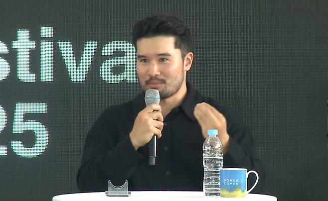 제30회 부산국제영화제 플래시 포워드 초청작 '루의 운수 좋은 날'을 연출한 한국계 캐나다인 로이드 리 최 감독이 20일 오후 부산 해운대구 영화의전당 비프(BIFF) 야외무대에서 열린 오픈 토크에 참석해 관객들과 이야기를 나누고 있다.. 화면 캡처